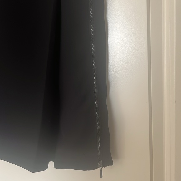 Elegant Reiss Mid length skirt with a single pleat and zipper detail - Picture 3 of 4